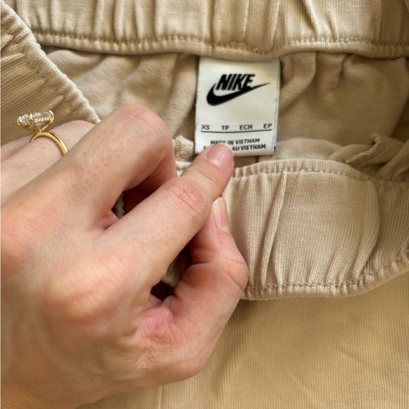Cream Cloth Nike Shorts - Size XS - Picture 3 of 4